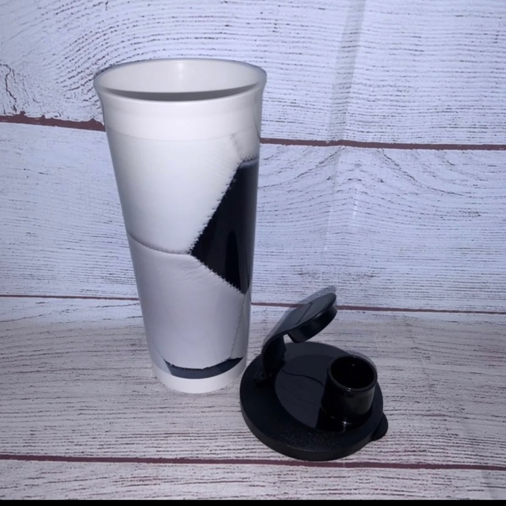 New Tupperware 5107 Soccer Tumbler 16oz Black - Picture 3 of 5